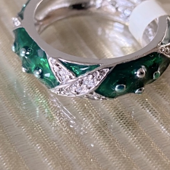 GREEN ENAMEL TRAVEL FASHION RING - Picture 5 of 9